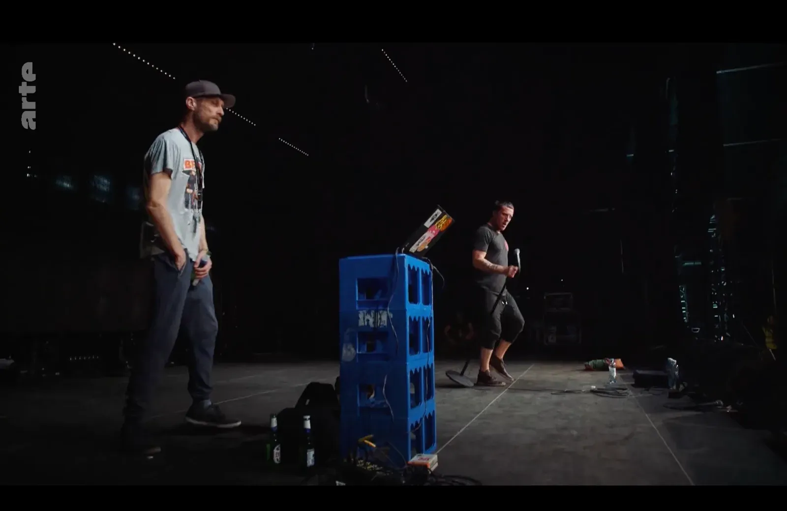 Andrew Fearn et Jason Williamson — la caisse de bière, l'ordi, le micro. Dispositif minimal, efficacité maximale.