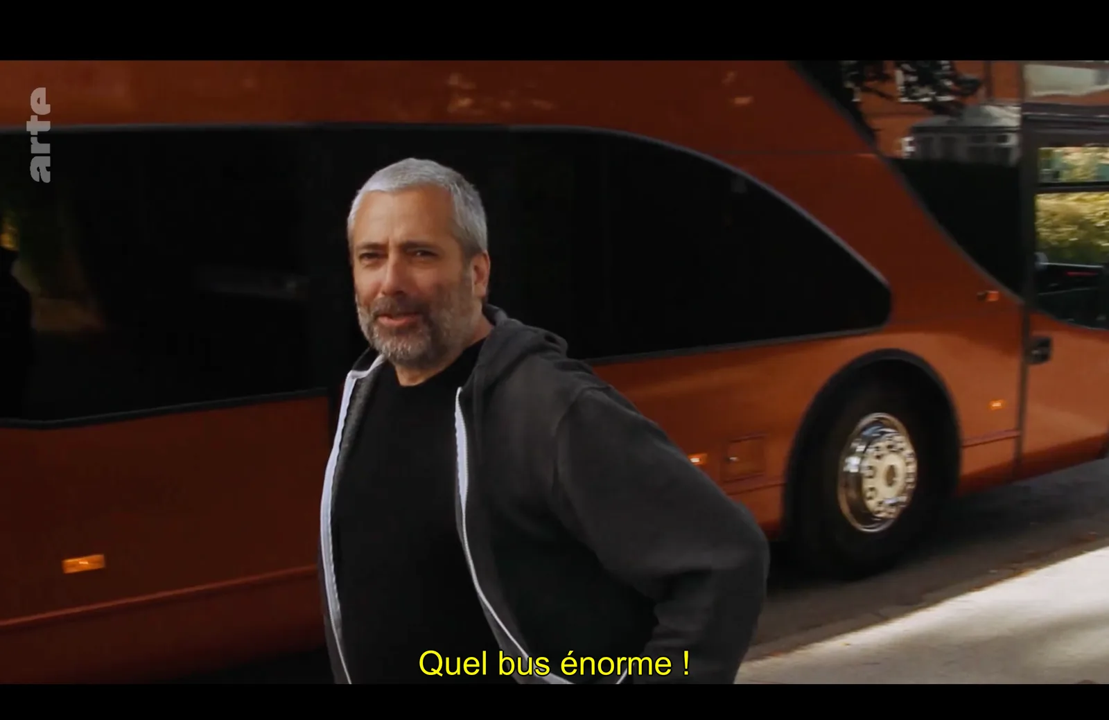 Le manager devant le bus — "Quel bus énorme !"